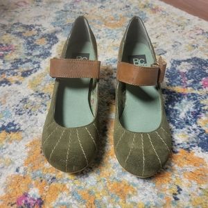 BC Green Suede & Brown Accent Mary Jane Heels Size 6 like new